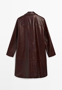 Bruine leren jas met een rechte snit, lange mouwen en een kraag. Heeft een gladde textuur en een minimalistisch ontwerp, geschikt om te combineren in lagen.