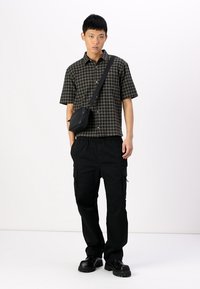 Hollister Co. Boxy Short-Sleeve Plaid Shirt - Camicia - melbourne black