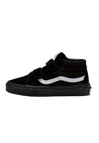 Schwarze Wildleder-Hochtop-Sneaker mit weißen Akzenten, ausgestattet mit zwei Klettverschluss-Riemen, einem strukturierten Zehenbereich und einer Gummisohle.