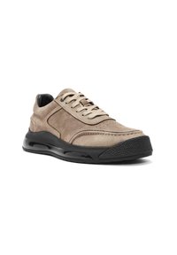 Baskets en cuir marron clair avec une surface texturée, semelle en caoutchouc noir et lacets contrastants ; dotées de perforations pour une bonne respirabilité.