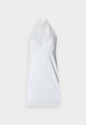 Bílý top na zavazování za krk s hlubokým výstřihem do V, řasením pod prsy a nastavitelným zavazováním na krku. Hladká textura, minimalistický design.