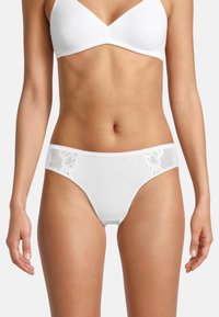 Weiße Baumwollmischung-Unterwäsche mit transparenten floralen Spitzenakzenten an den Seiten, die ein glattes Finish und eine klassische Slip-Form aufweist.