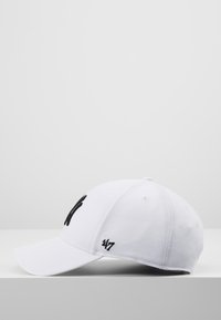 Hvid baseballkasket med et sort broderet logo på forsiden og et mindre logo på siden. Lavet af slidstærkt bomuldsmateriale.