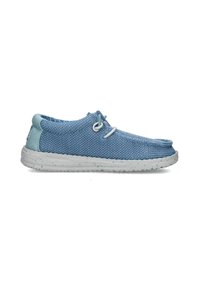 Sneaker a rete blu chiaro con punta rotonda, suola in gomma bianca e accenti blu chiaro. Presenta due occhielli e tessuto testurizzato per favorire la traspirazione.