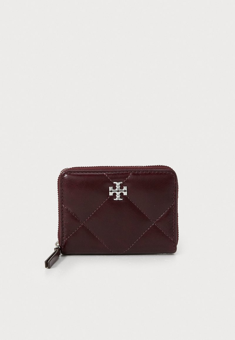 Bordo kožni novčanik s kvadratnim uzorkom, s hardware-om u srebrnoj boji, zatvaranjem na zip, i logotipom na prednjoj strani. Pravokutnog oblika.