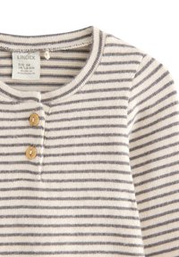 Børne langærmet ribbet skjorte med cremede og grå vandrette striber, to træknapper ved halsen, størrelse 4-6 måneder.
