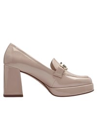 Mocassin à talon bloc en cuir verni beige avec semelle plateforme et détail de boucle en métal doré sur le dessus.