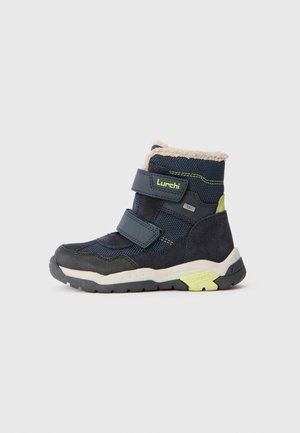 Botines de tobillo azul marino con un upper texturizado, dos correas de velcro y un suave forro de piel sintética beige. Suela de goma con acentos verdes.