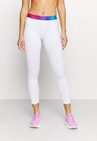 Bílé legíny s jednobarevným stahovacím pasem s multikolorovým logem Calvin Klein. Tkanina vypadá hladce a pružně, se minimálním designem.