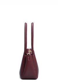Sac à main en cuir bordeaux avec deux poignées arrondies, une fermeture zippée et une finition texturée. Doté d'un fond carré et d'accents en métal doré.