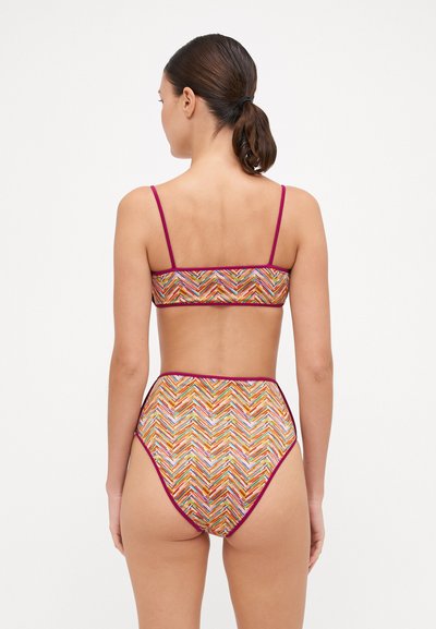 Bikini komplet z visokim pasom in večbarvnim chevron vzorcem, ki ima tanke naramnice in bordo obrobo. Material izgleda gladek in raztegljiv.