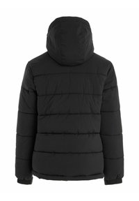 Doudoune noire avec capuche, présentant une texture matelassée et des poignets élastiques, des coutures visibles et un ourlet arrondi en bas.