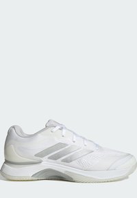 Biały but sportowy z siateczkową cholewką, teksturowanymi detalami, trzema srebrnymi paskami po boku, gumową podeszwą i zaokrąglonym noskiem.