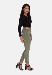 Elara PUSH UP HIGHWAIST - Jeans slim fit - grün