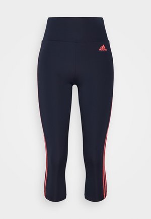 Zwarte driekwart legging met rood Adidas-logo en rode zijstrepen, voorzien van een hoge tailleband en een nauwsluitend ontwerp.