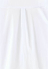 Abito bianco con una texture liscia, una silhouette dritta e un dettaglio di spacco centrale sul retro. Design minimalista, senza fantasie o decorazioni.