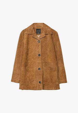 Braune Wildlederjacke mit vier schwarzen Knöpfen, breitem Kragen und zwei aufgesetzten Taschen vorne.