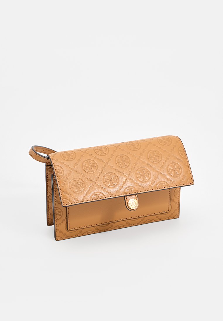 Tasche aus braunem Leder mit strukturiertem Muster, goldener Knopfverschluss und Klappdeckel. Enthält einen kleinen Tragegriff.