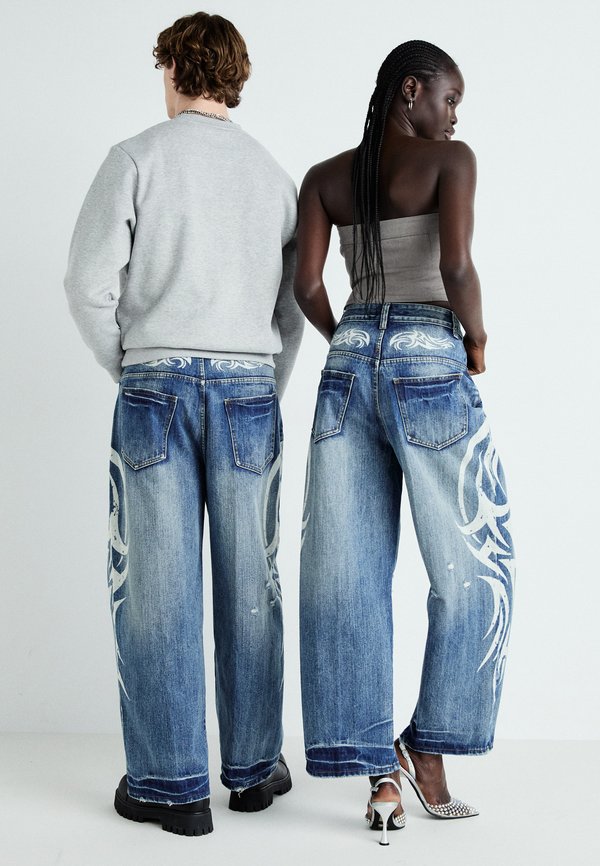 TATTOO COLOSSUS UNISEX - Loose Jeans - denim2