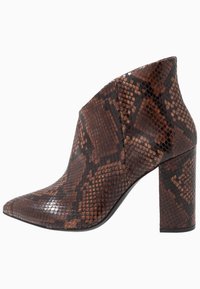 Botki z brązowym, fakturowanym wzorem imitującym skórę węża, z noskiem w szpic i masywnym kwadratowym obcasem zapewniającym stabilność. Gładkie, wyściełane wnętrze.