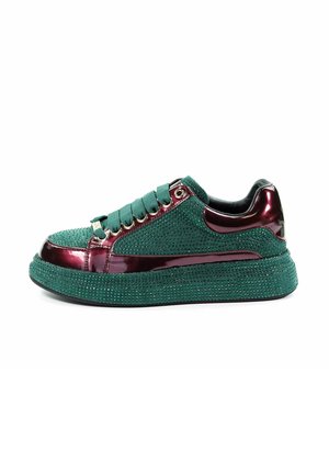 Zielone sneakersy z teksturowanej powierzchni, z błyszczącymi akcentami w kolorze burgundowym, zaokrąglonym czubkiem, płaskimi sznurówkami i widocznymi oczkami. Posiadają masywną podeszwę.