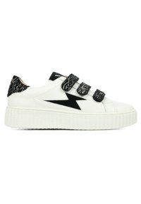 Sneaker bianca con accentatura in rete nera testurizzata e tre cinturini in Velcro neri. Dotata di una suola piatta con bordo rigato e design a saetta.