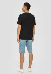 s.Oliver MIT GROSSEM LABEL - T-shirt print - schwarz