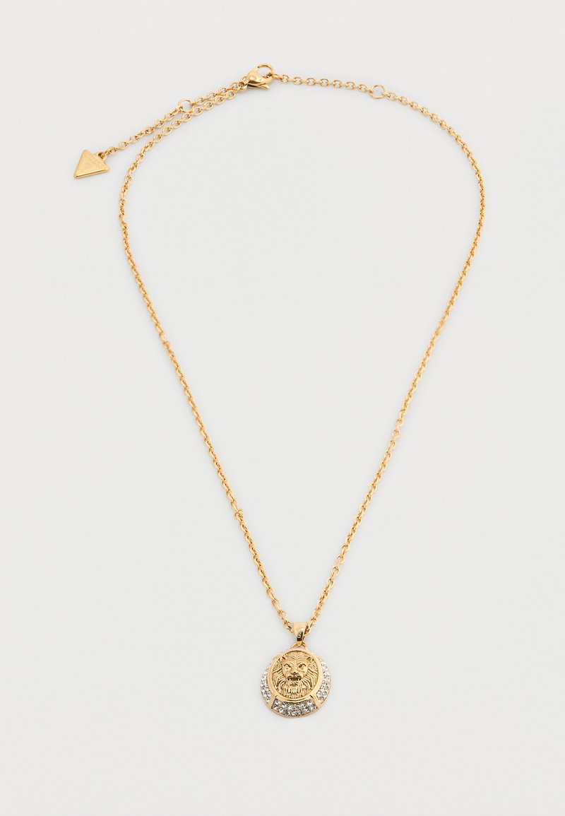 Κολιέ με χρυσή αλυσίδα και στρογγυλό μενταγιόν με κεφάλι λιονταριού που περιβάλλεται από μικρές διαφανείς πέτρες, με κούμπωμα ρυθμιζόμενο που έχει τριγωνικό γούρι.