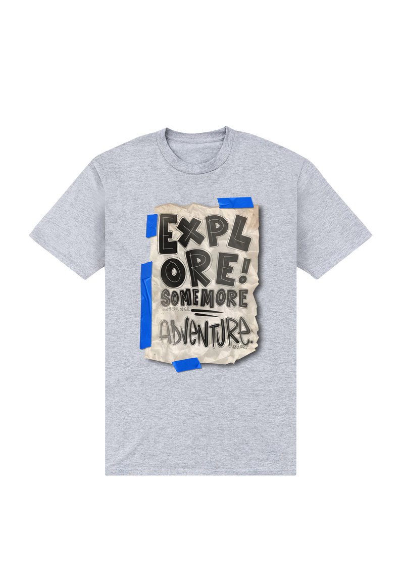 Grå bomulds t-shirt med et cremefarvet papir grafik, der er tapet fast med blåt tape, med fed sort tekst: "UDFORSK! LIDT MERE EVENTYR."