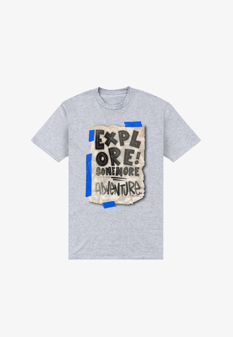 Graues Baumwoll-T-Shirt mit einer cremefarbenen Papiergrafik, die mit blauer Klebeband befestigt ist, und auffälligem schwarzen Text: "ENTDECKE! NOCH MEHR ABENTEUER."