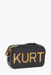 Sac rectangulaire noir en matériau lisse avec un logo "KURT" doré. Dispose d'une fermeture éclair et d'accents métalliques dorés.