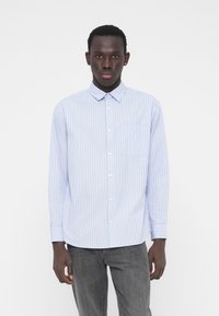 Φόρεμα με κουμπιά, σε ανοιχτό μπλε ρίγες, με γιακά, μακριά μανίκια και τσέπη στο στήθος. Κατασκευασμένο από λείο ύφασμα με άνετη εφαρμογή.