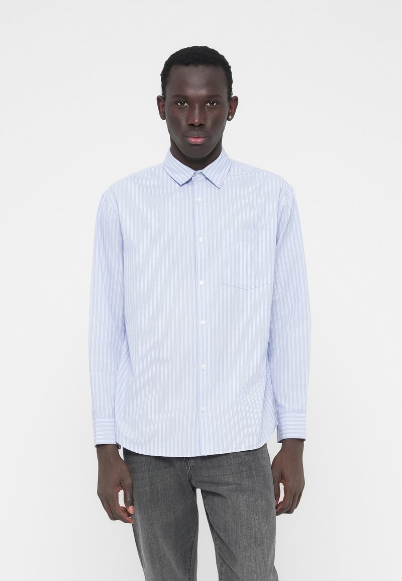 Φόρεμα με κουμπιά, σε ανοιχτό μπλε ρίγες, με γιακά, μακριά μανίκια και τσέπη στο στήθος. Κατασκευασμένο από λείο ύφασμα με άνετη εφαρμογή.