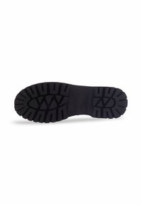 Semelle de botte en caoutchouc noir avec de profondes rainures et des motifs de traction distincts. Présente une surface lisse avec un design proéminent pour l'adhérence.