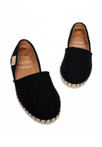 Czarne wełniane espadryle o miękkiej fakturze, elastycznym wykończeniu i plecionych jutowych podeszwach z kontrastowym wykończeniem wokół krawędzi.