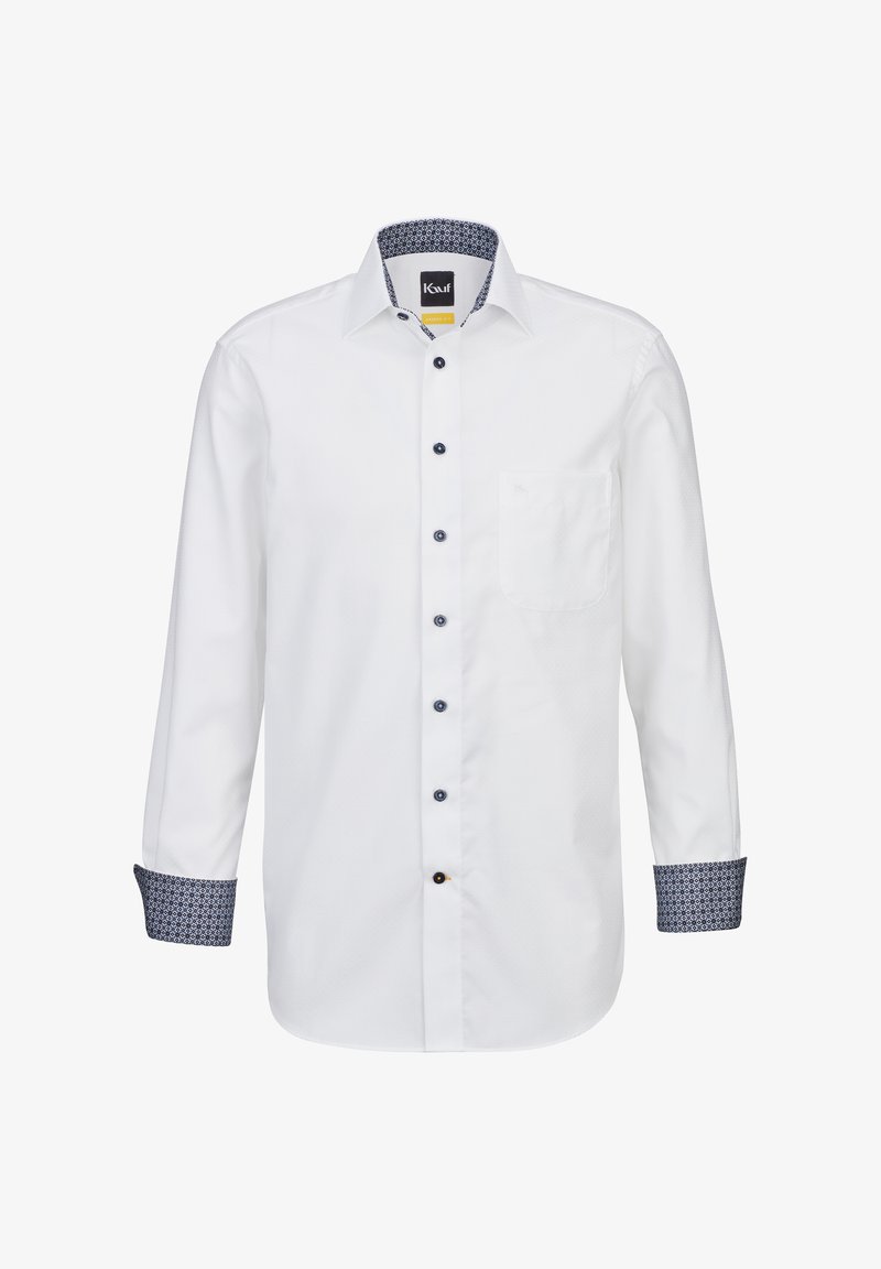 Camicia bianca a maniche lunghe con colletto interno e polsini in blu navy a fantasia, con bottoni scuri e taschino sul lato sinistro.