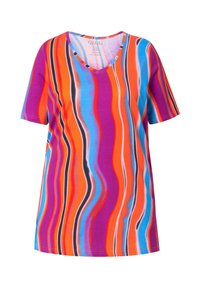 Camiseta de manga corta multicolor con cuello en V, con rayas onduladas en vibrantes tonos de naranja, azul, púrpura y negro, hecha de una tela suave.