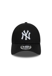 Boné de basebol preto com logótipo "NY" branco bordado. Apresenta aba curva e copa estruturada. Exibe um autocolante brilhante com a marca na aba.