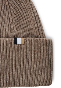 Brązowa dziana czapka z prążkowanym wzorem. Posiada zawinięty mankiet i metkę w czarno-biało-beżowe paski. Miękki materiał przypominający wełnę.