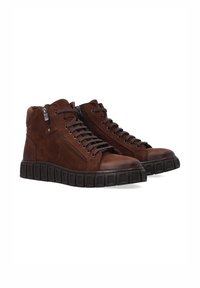 Brązowe zamszowe sneakersy typu high-top z teksturowaną gumową podeszwą, z bocznym zamkiem, sznurowanym przodem i wyściełanym kołnierzem.