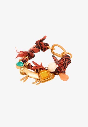 Bransoletka w złotym odcieniu z wzorzystym czerwonym paskiem materiałowym, zawieszką w kształcie psa oraz kolorowymi akcentami z kamieni szlachetnych.