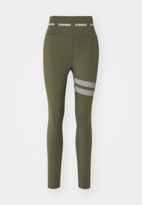 Leggings vert olive en tissu extensible, dotés d'une taille haute avec le texte "STRONGER" et de trois bandes en maille horizontales sur la cuisse.
