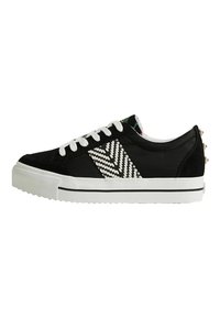Sneaker nera in tela con lacci bianchi e motivo a spina di pesce sul lato. Presenta una suola in gomma bianca e borchie decorative sulla parte posteriore.