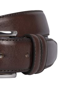 Bruine leren riem met een glanzende zilveren gesp, voorzien van zichtbare stiksels en een soepele textuur, met gaatjes voor aanpassingen langs de riem.