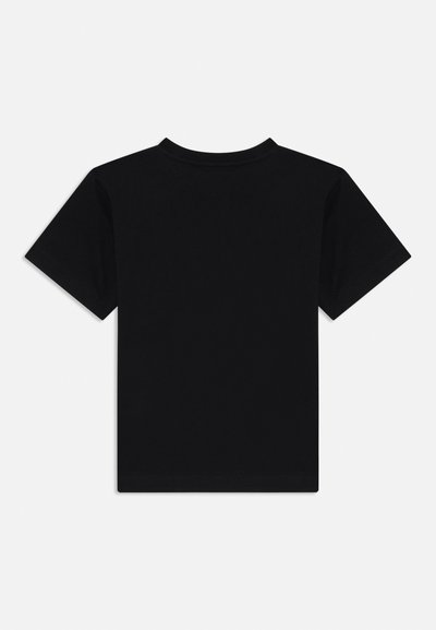 Camiseta de algodón negra con mangas cortas y un cuello redondo clásico. Textura suave, sin patrones ni adornos, vista trasera lisa.