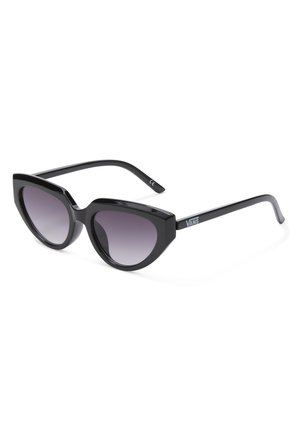 Gafas de sol tipo cat-eye en negro con un acabado brillante, lentes degradados que van de oscuros a claros, con el logo de Vans en la patilla.