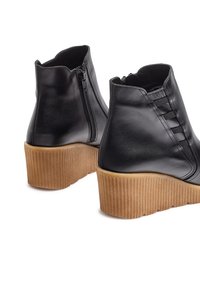 Yokono MADONA - Stivaletti con plateau - black