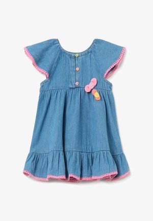 Denim jurk met korte vlindermouwen, roze kantafwerking, een knoopsluiting aan de voorkant en decoratieve multikleurige knopen en accenten op de borst.