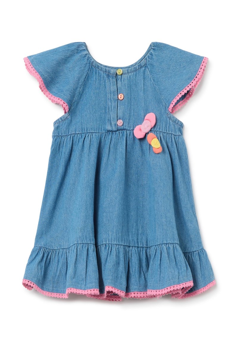 Vestido de denim con mangas cortas en volantes, ribete de encaje rosa, cierre de botones en la parte delantera y botones decorativos y acentos multicolores en el pecho.