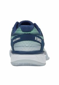 Chaussures de pickleball K-Swiss en bleu et vert avec tige en mesh, design perforé, semelle rembourrée et accents de logo. Texture lisse, forme athlétique.